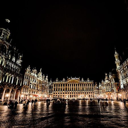 Juliana Hotel Brussels Exterior photo The Grand Place at night