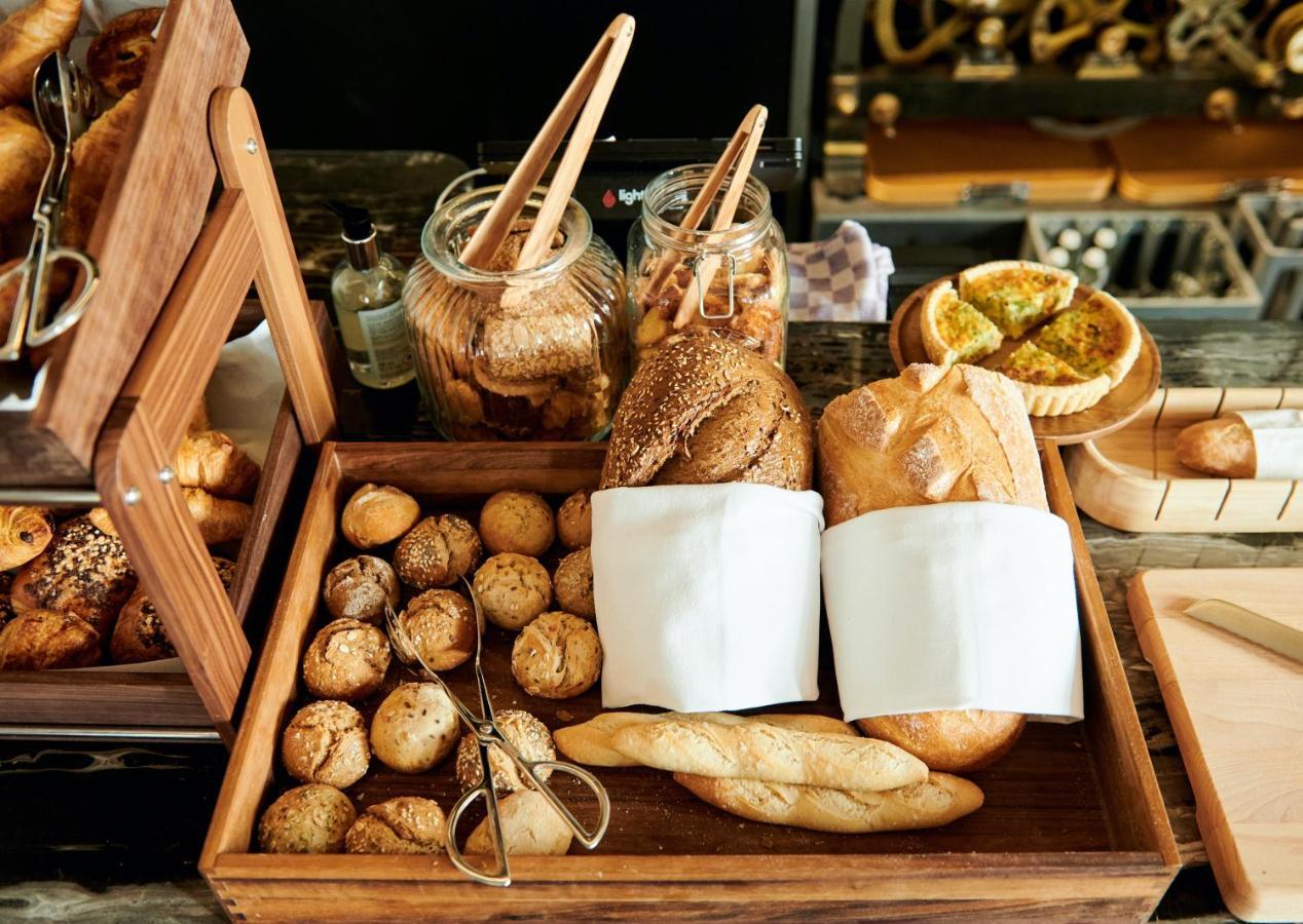 Juliana Hotel Brussels Exterior photo Bread and pastries