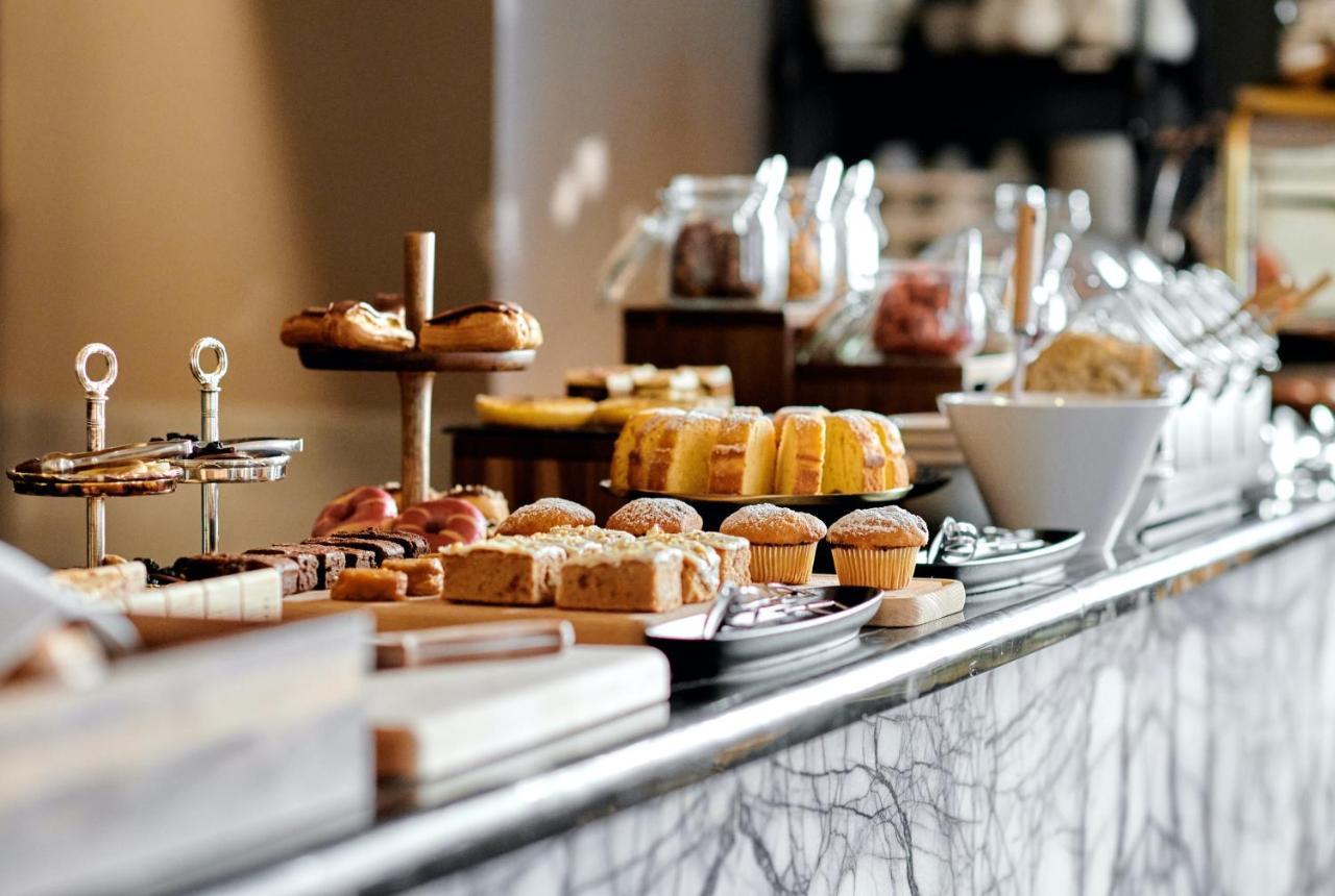 Juliana Hotel Brussels Exterior photo A buffet at a hotel