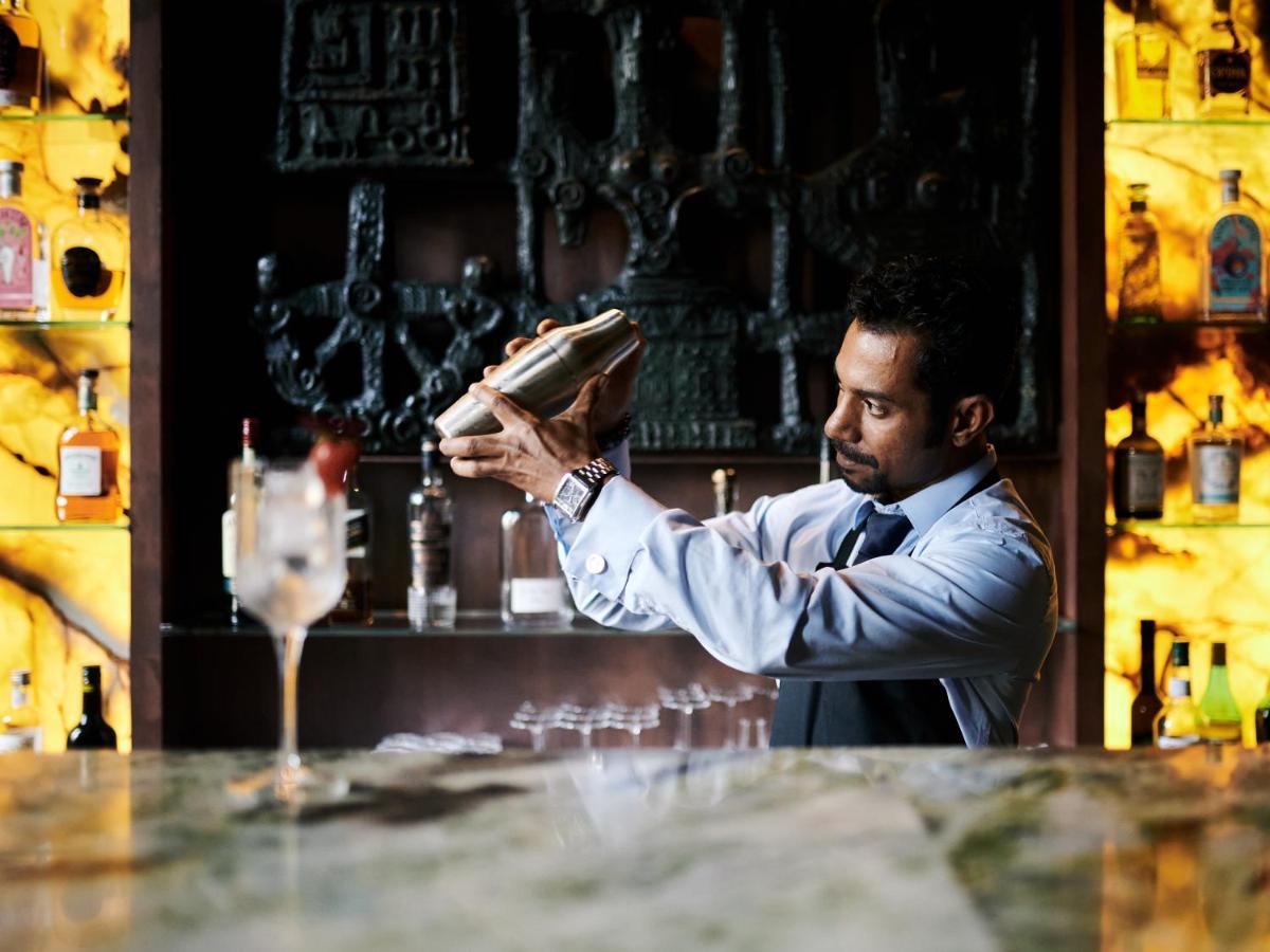 Juliana Hotel Brussels Exterior photo A bartender at work