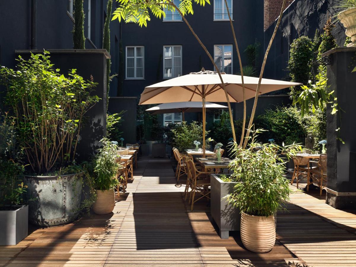 Juliana Hotel Brussels Exterior photo The courtyard at the hotel