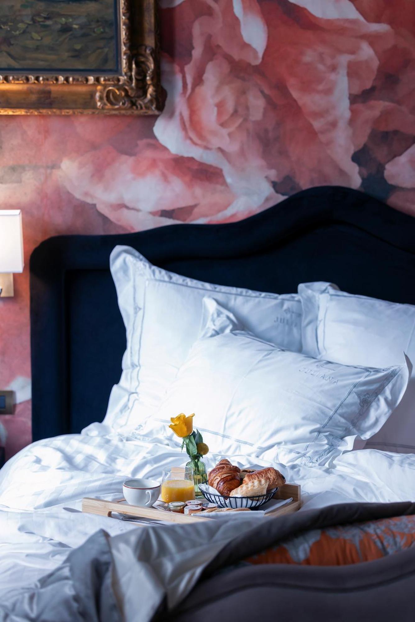 Juliana Hotel Brussels Exterior photo Silk bedding