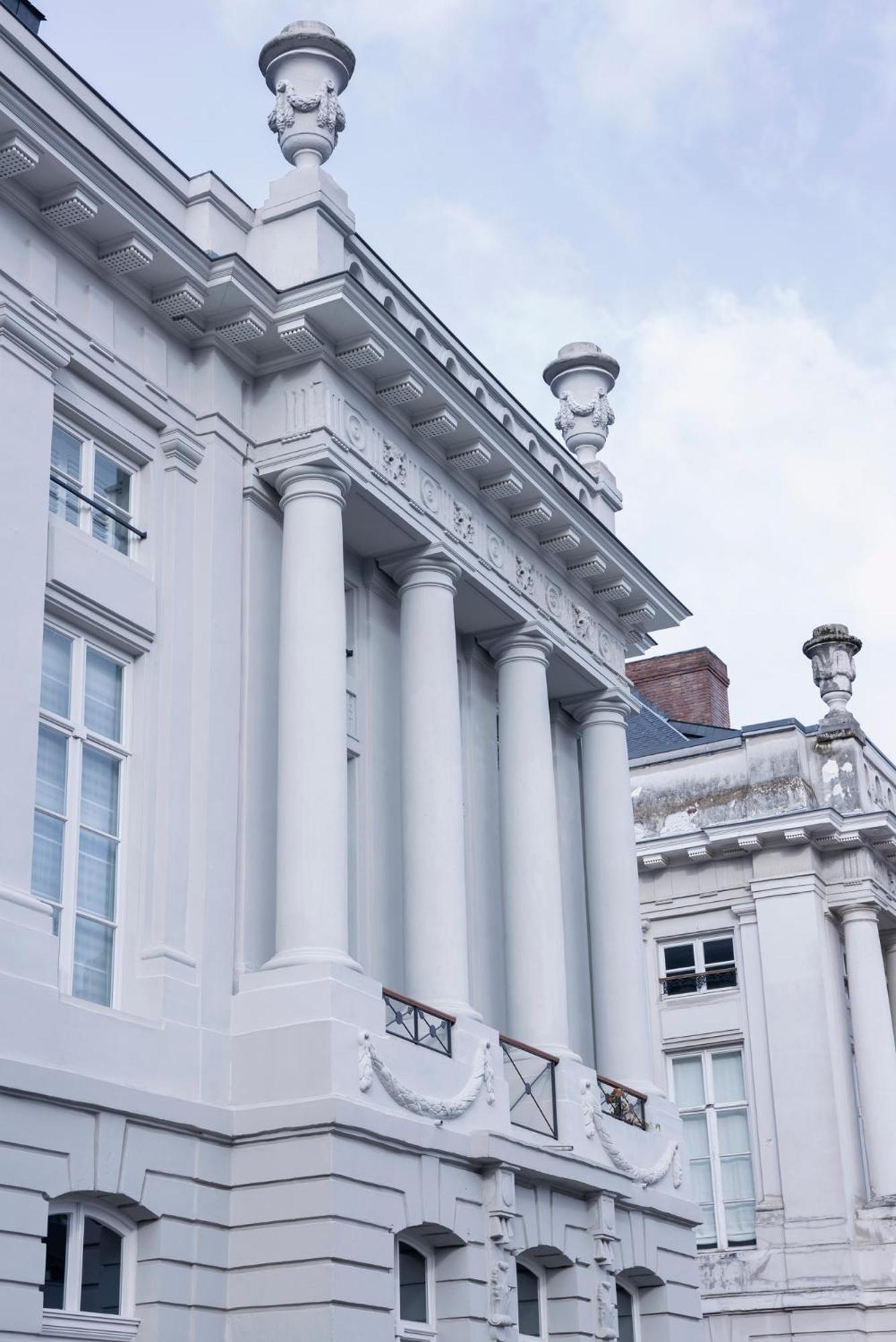 Juliana Hotel Brussels Exterior photo The columns of the Old State House