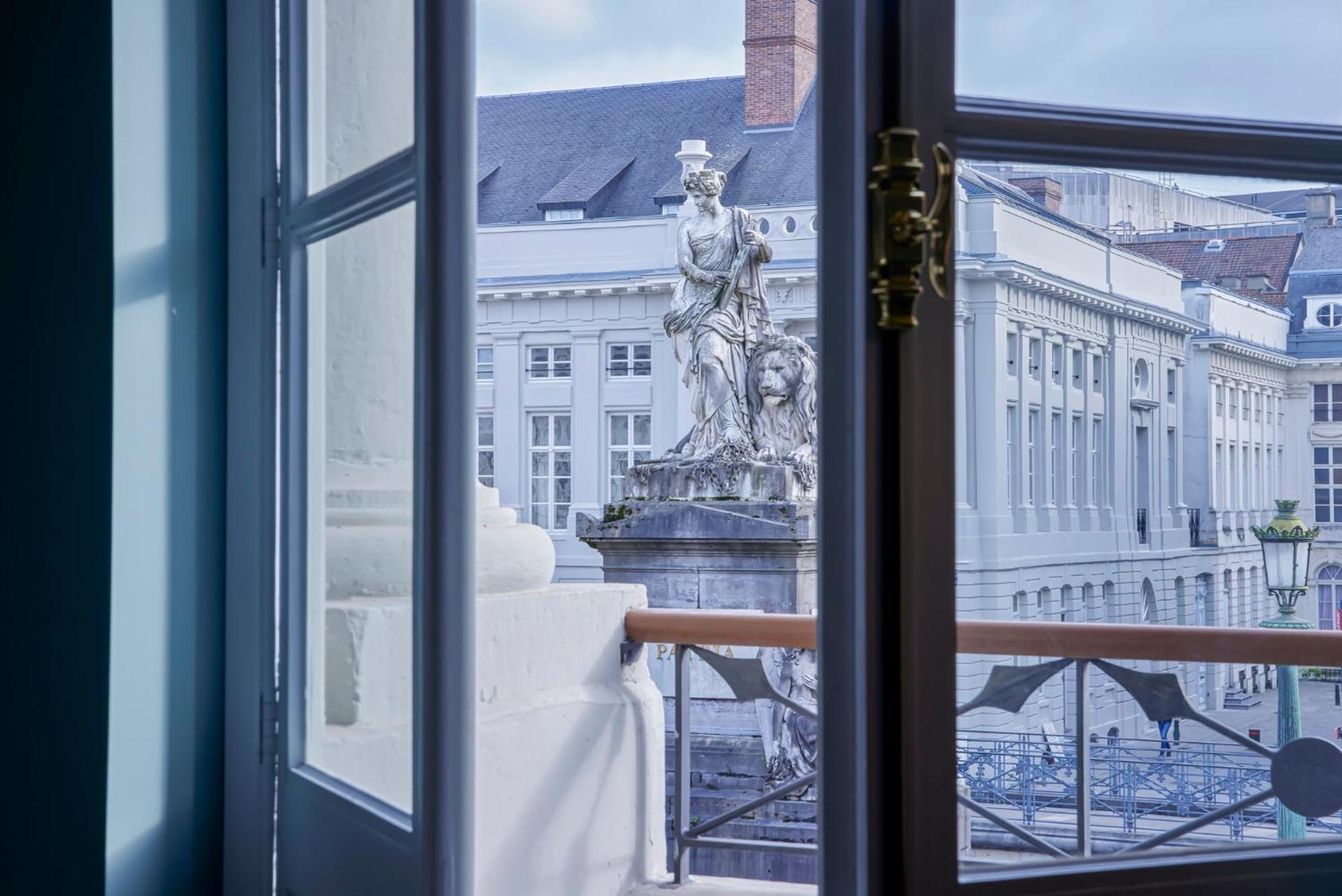 Juliana Hotel Brussels Exterior photo View of the statue from the Hotel de Ligne