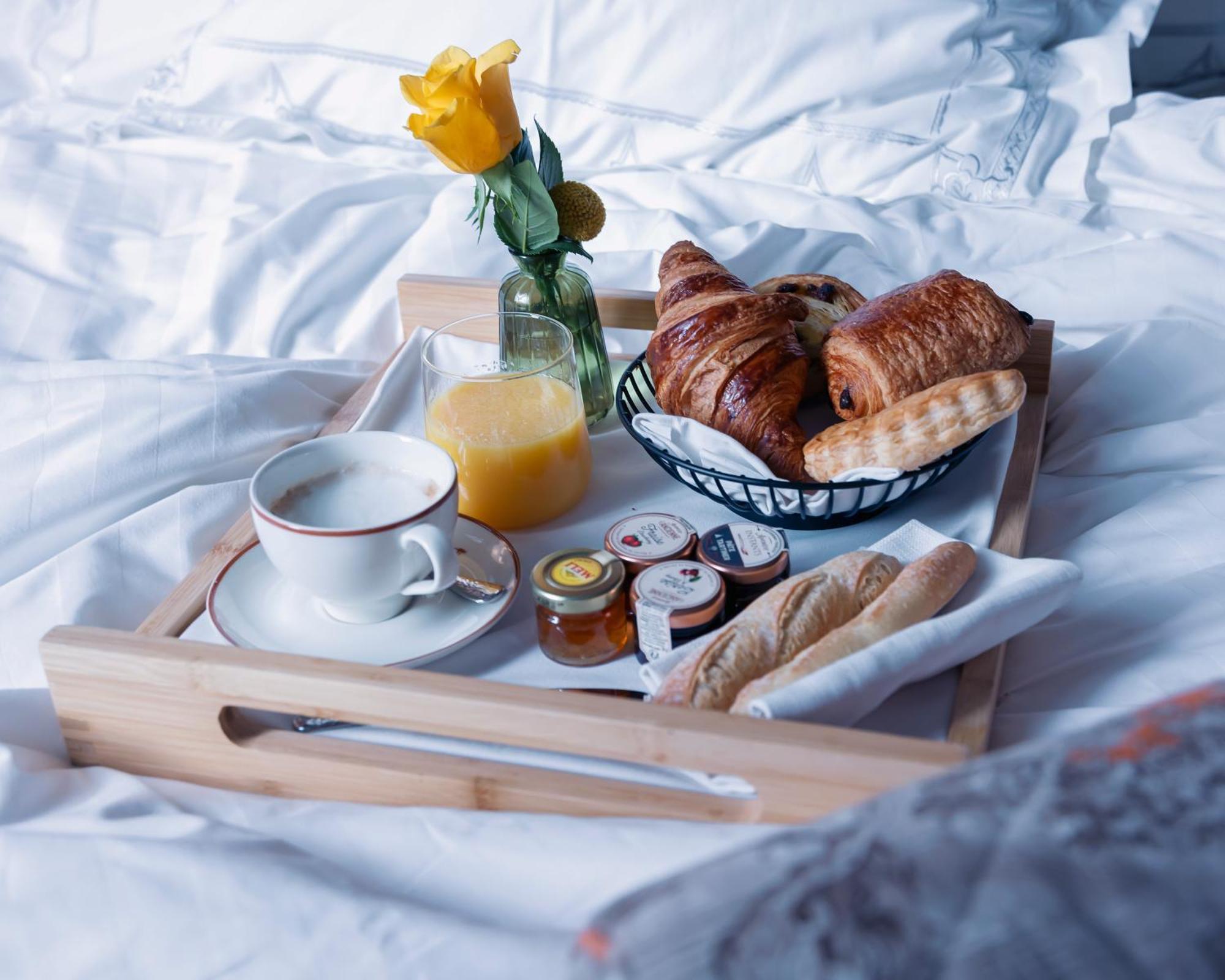 Juliana Hotel Brussels Exterior photo A breakfast tray