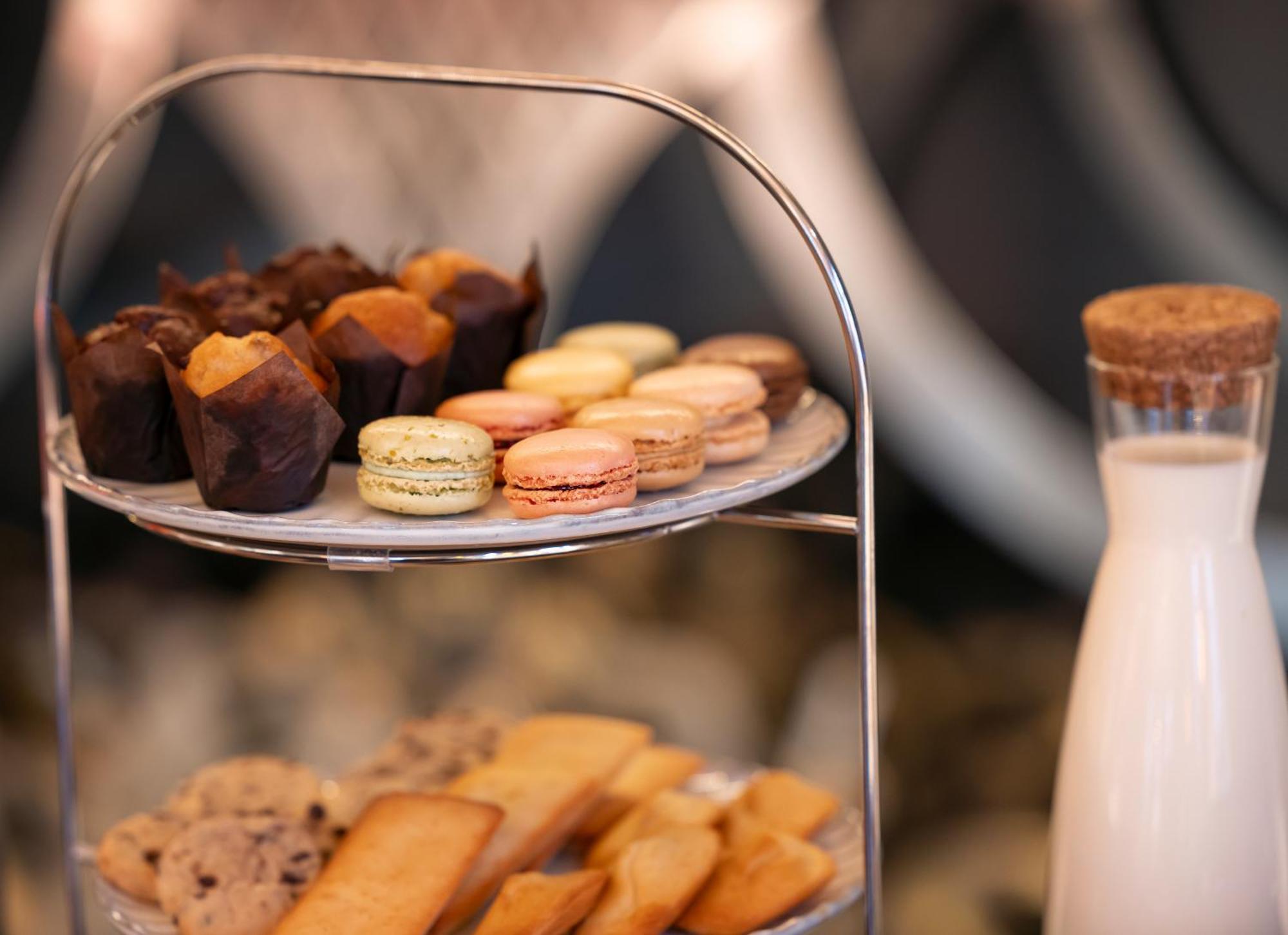 Juliana Hotel Brussels Exterior photo A two-tiered serving tray