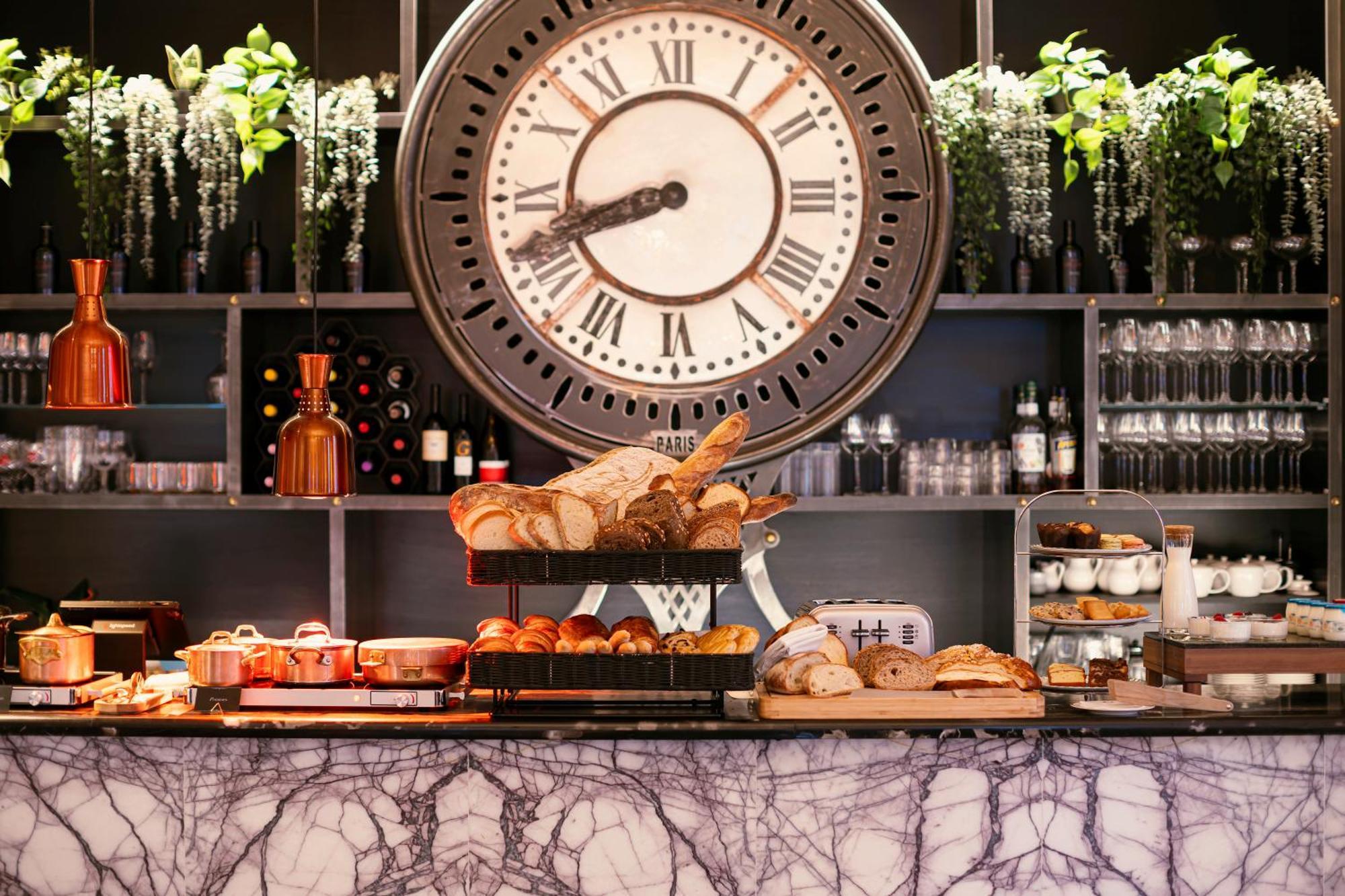 Juliana Hotel Brussels Exterior photo The bar at the W London
